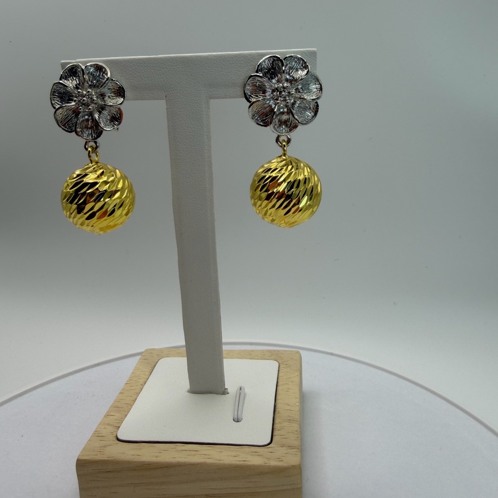 Elegant Gold Hoop Earrings - Picture 3 of 13